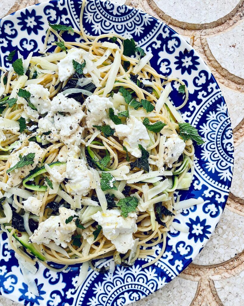 Sommarpasta med zucchini, mynta, citron och fetaost