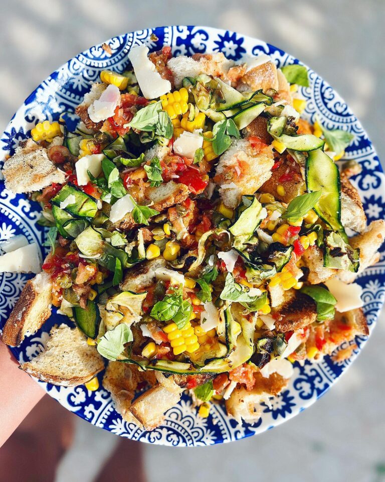 Matig sallad med grillat bröd, zucchini och majs