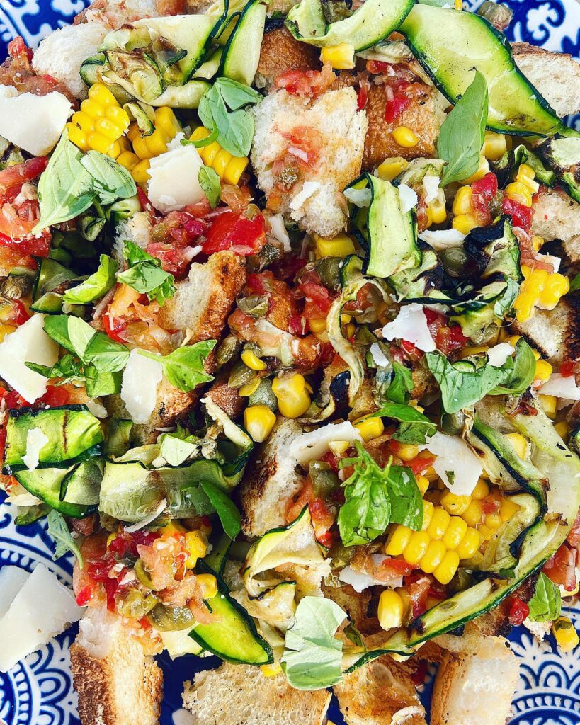 Matig sallad med grillat bröd, zucchini och majs