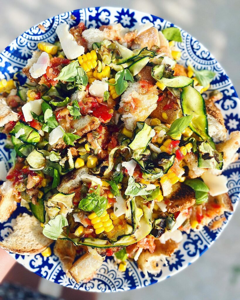 Matig sallad med grillat bröd, zucchini och majs