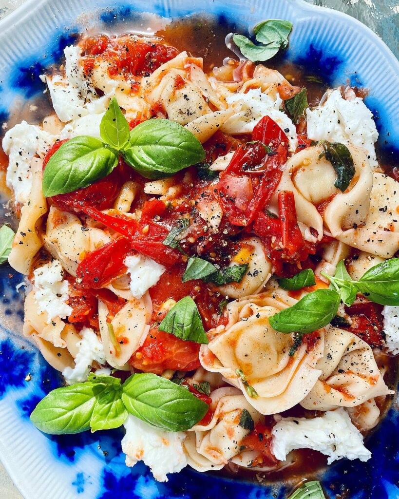 Grillad tomatsalsa med ostfylld tortellini