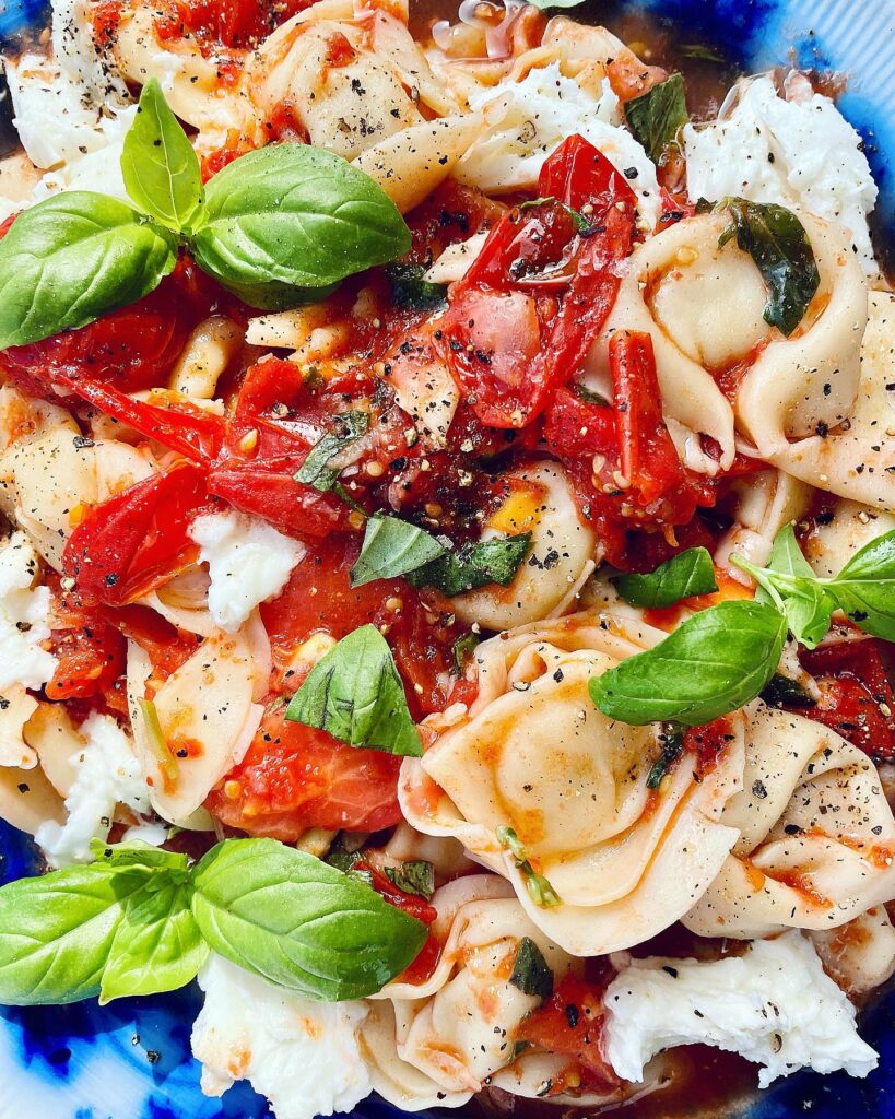 Grillad tomatsalsa med ostfylld tortellini