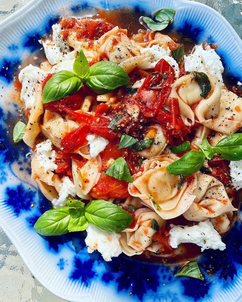 Grillad tomatsalsa med ostfylld tortellini