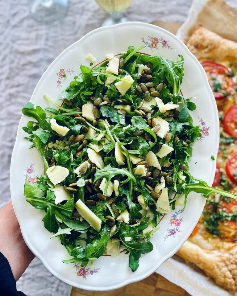 Enkel sidesallad till tomattarte