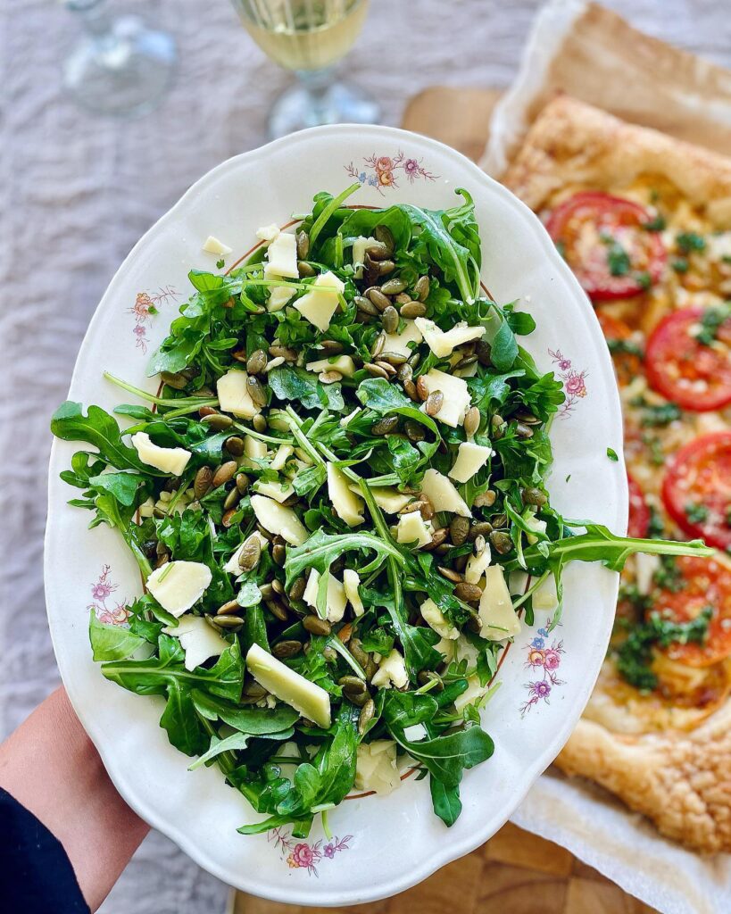 Enkel sidesallad till tomattarte
