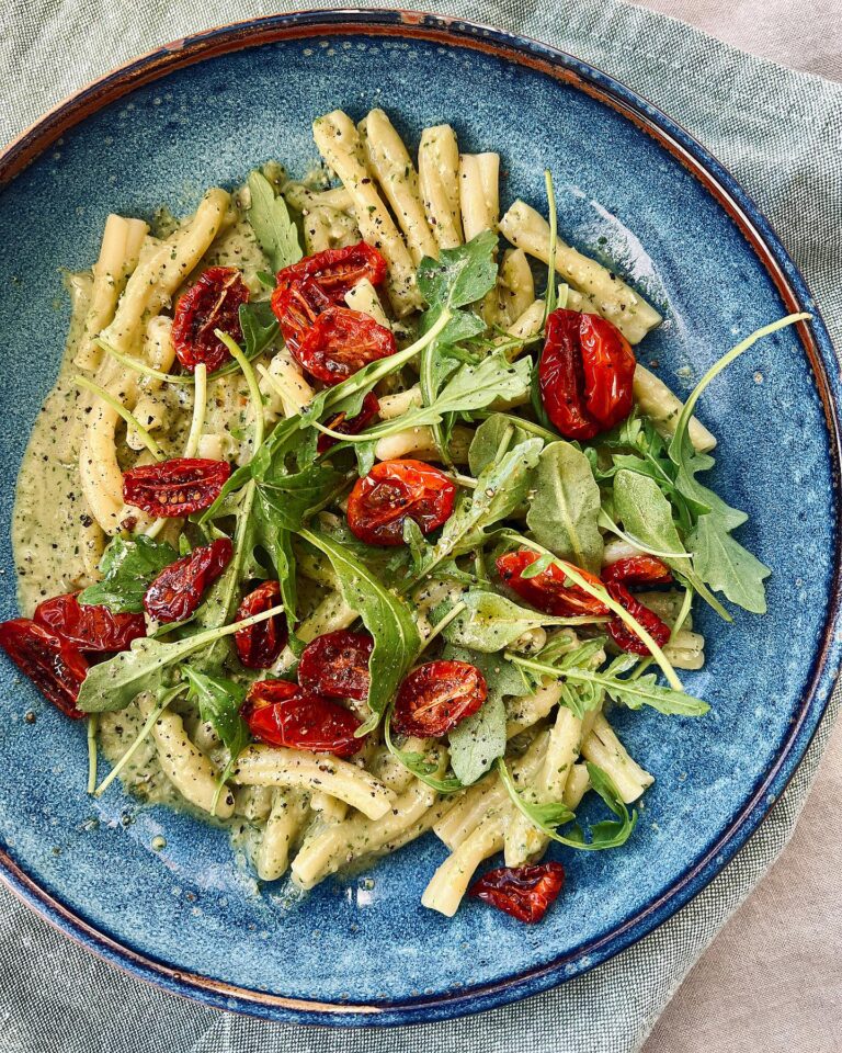 Pasta pesto med semitorkade cocktailtomater