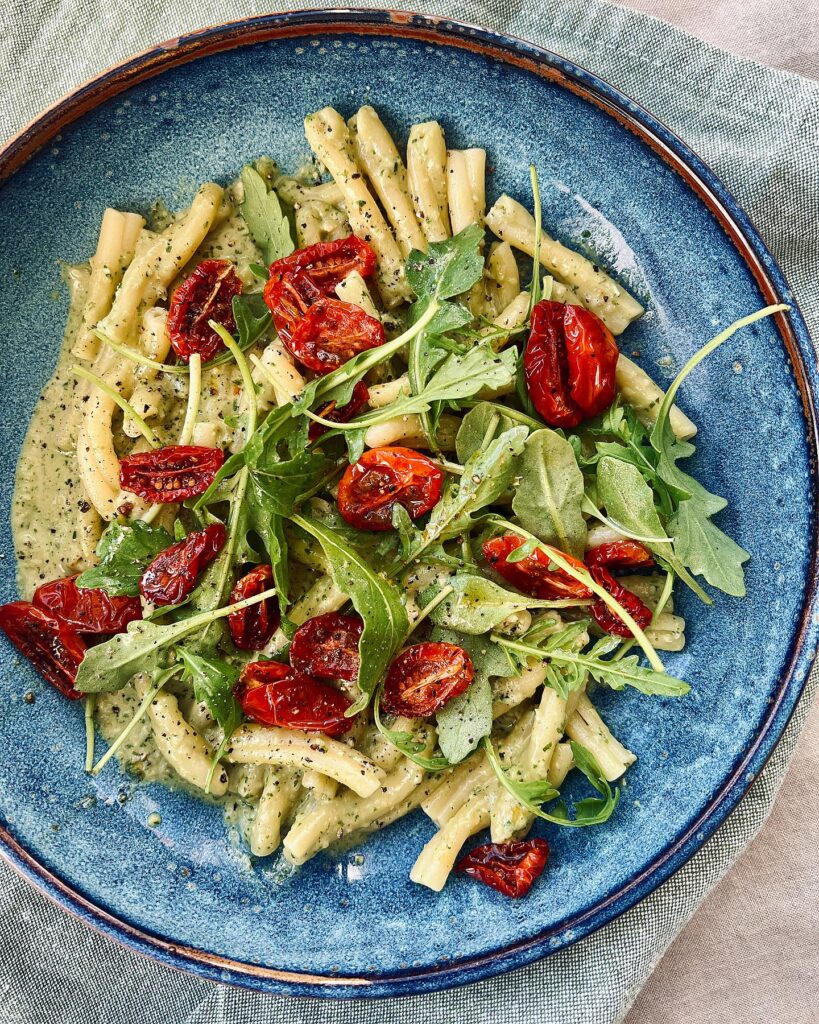Pasta pesto med semitorkade cocktailtomater