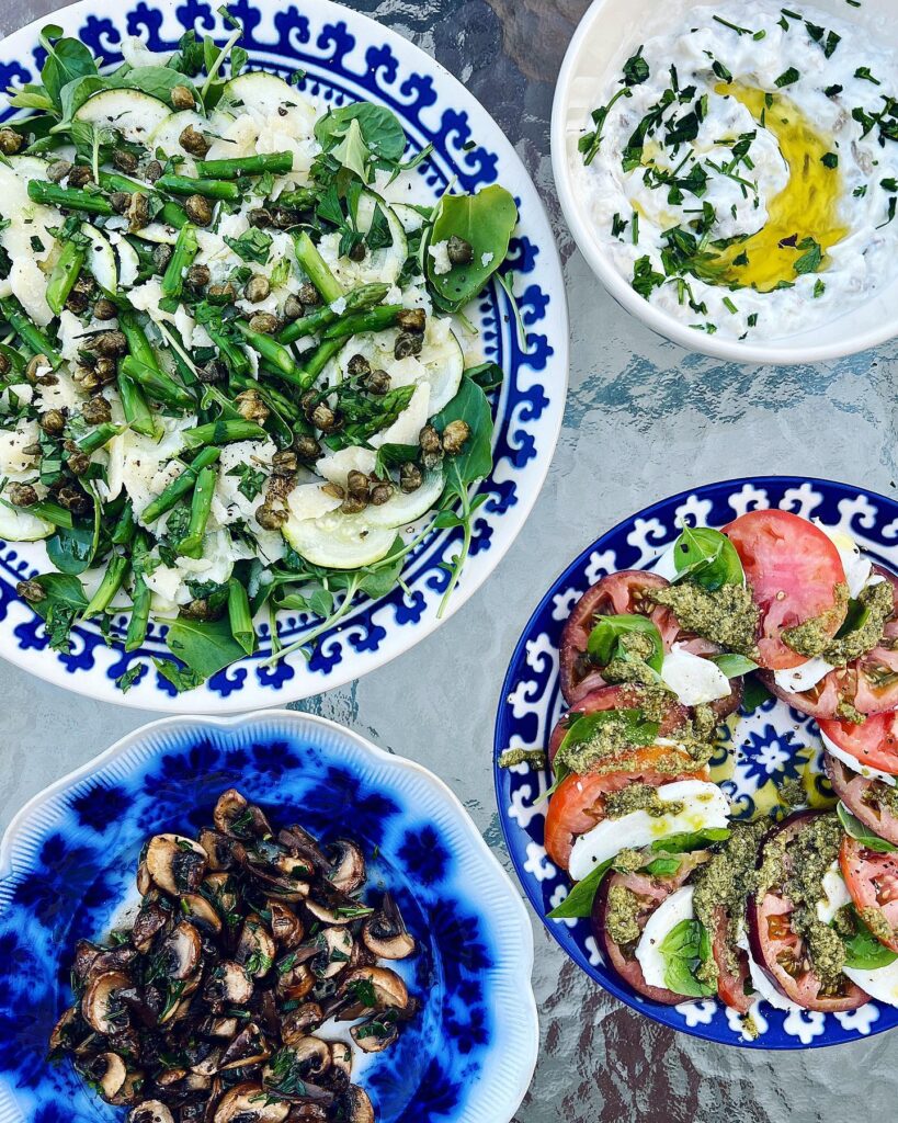 Plockmat med zucchini- och sparrissallad
