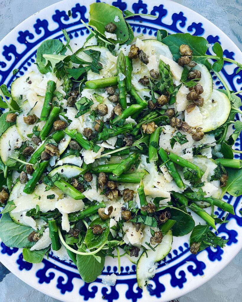 Plockmat med zucchini- och sparrissallad