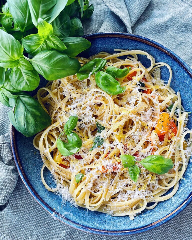 Pasta med ugnsbakade tomater, vitlök och vitt vin