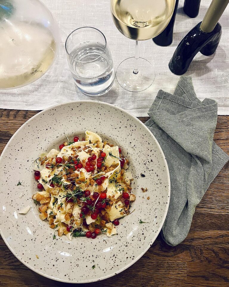 Gräddig pasta med svamp, vitt vin och färsk kål