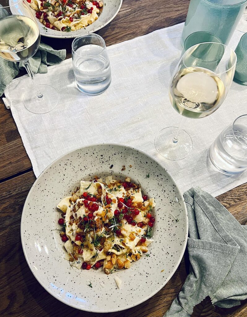 Gräddig pasta med svamp, vitt vin och färsk kål