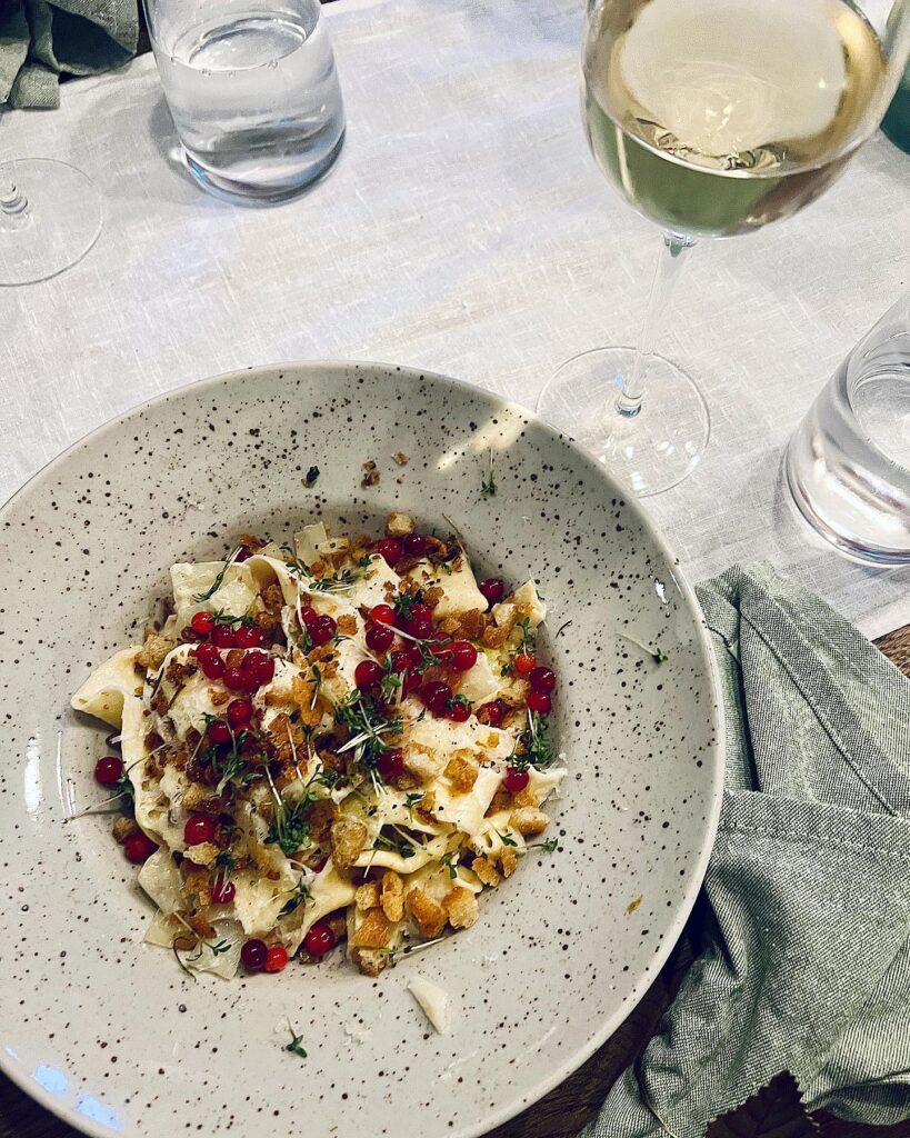 Gräddig pasta med svamp, vitt vin och färsk kål