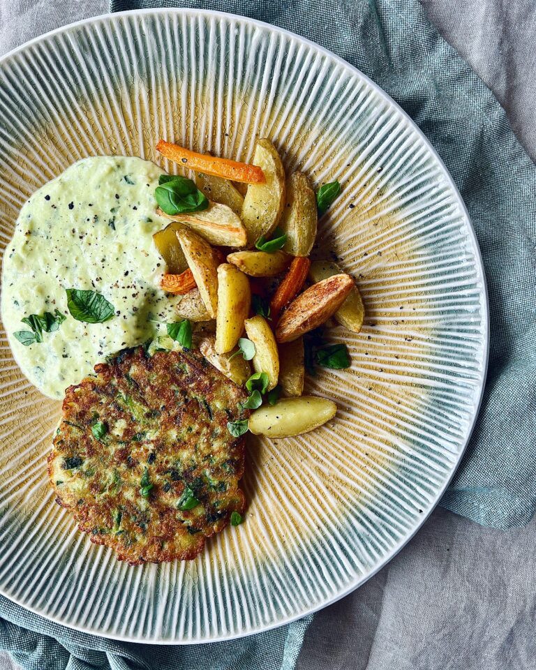 Zucchinifritters med palsternack- och basilikasås
