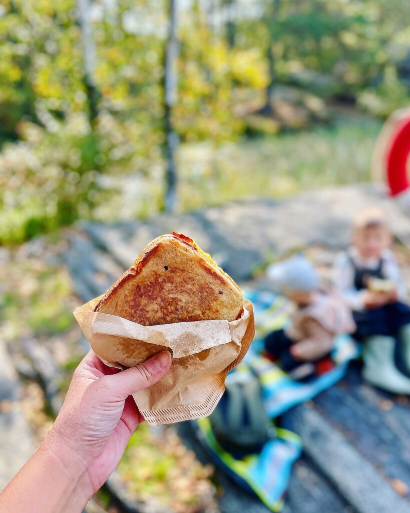 Grillad kantarelltoast i skogen
