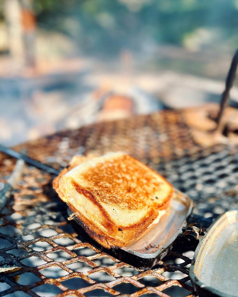 Grillad kantarelltoast i skogen