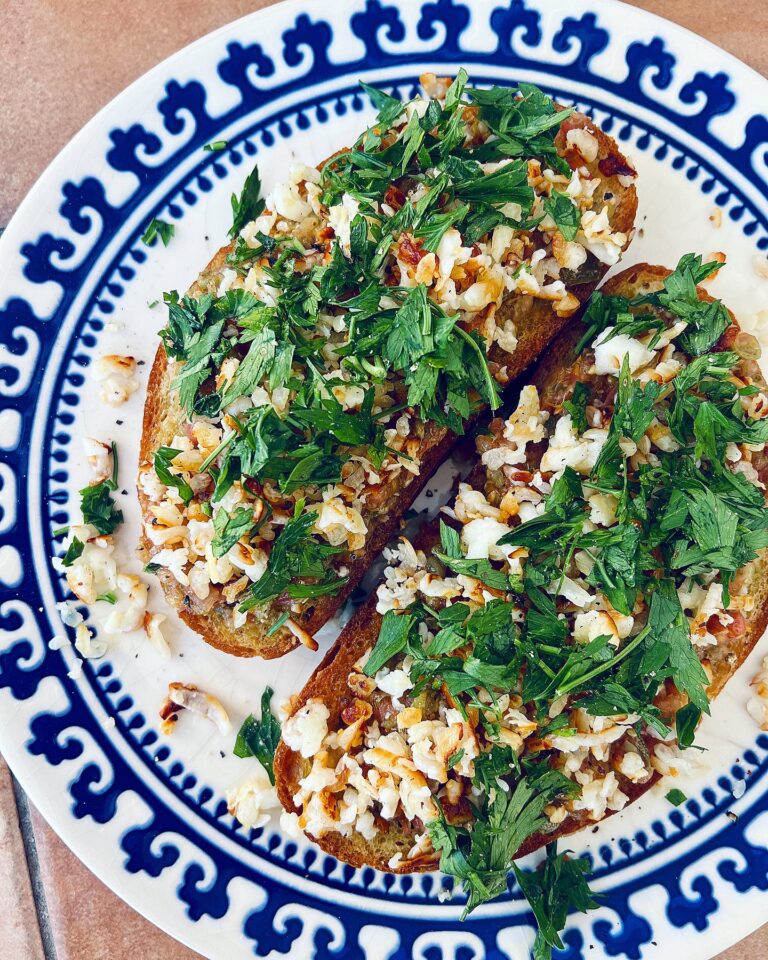 Lunchmacka med tomatröra och riven stekt halloumi