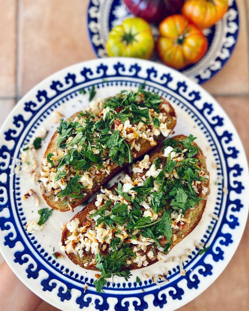 Lunchmacka med tomatröra och riven stekt halloumi