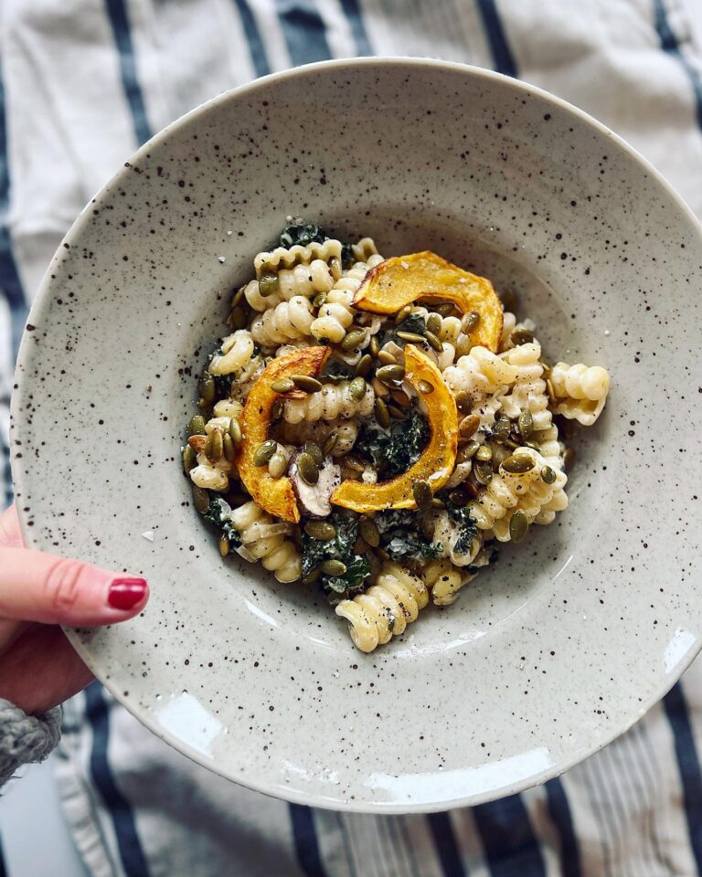 Krämig pasta med grönkål, svamp och mozzarella