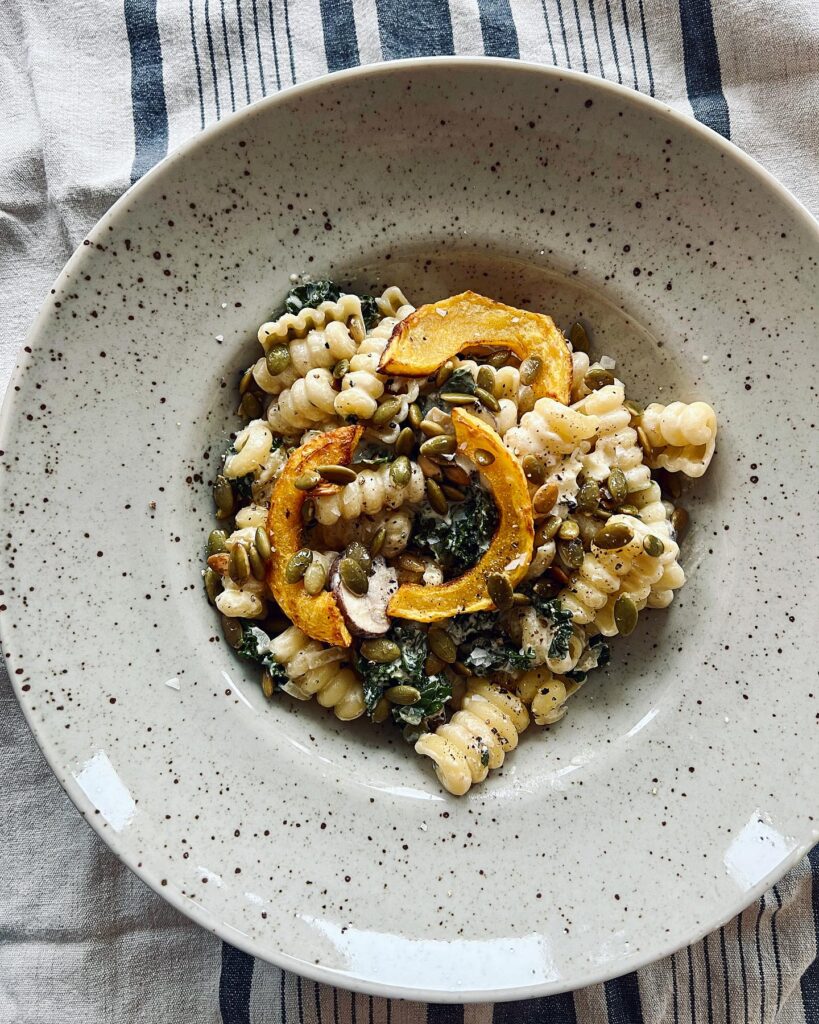 Krämig pasta med grönkål, svamp och mozzarella