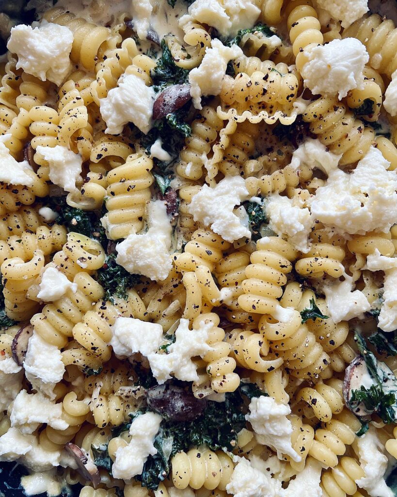 Krämig pasta med grönkål, svamp och mozzarella