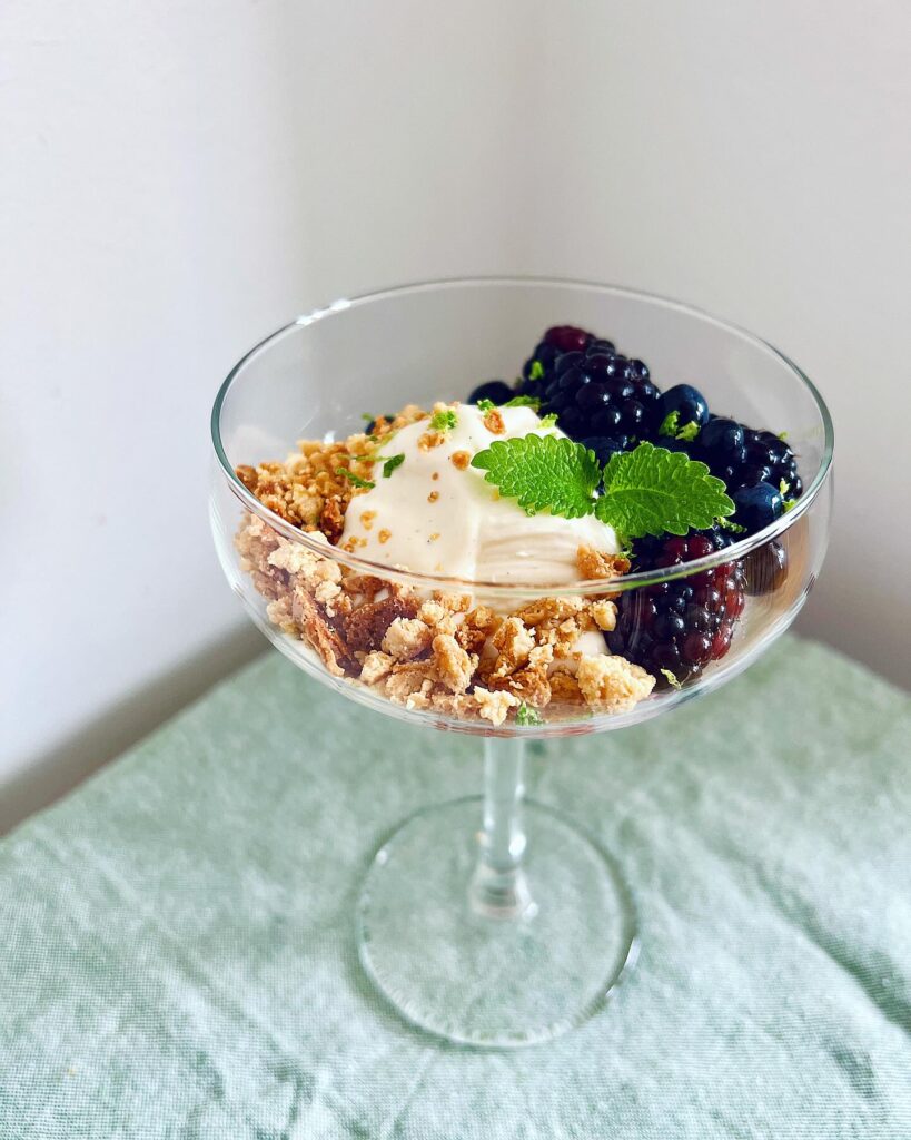 Vit chokladkräm med blåbär, björnbär och lime