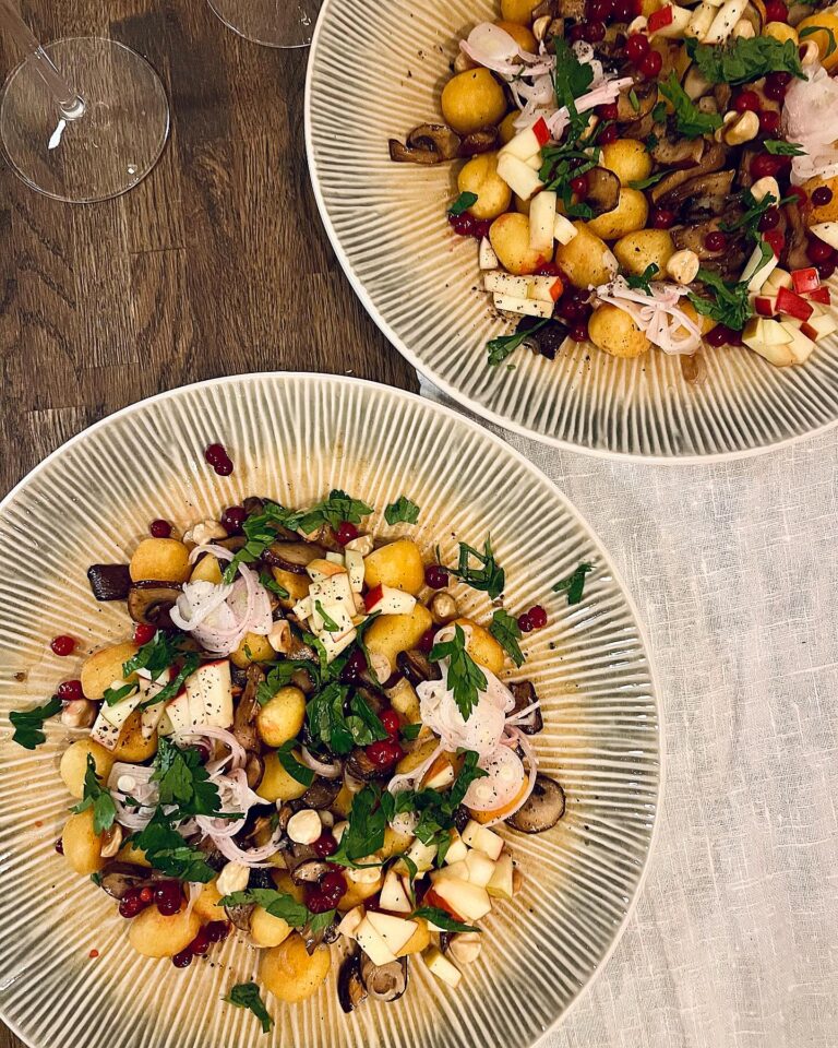 Smörstekt gnocchi med stekt svamp och lingon