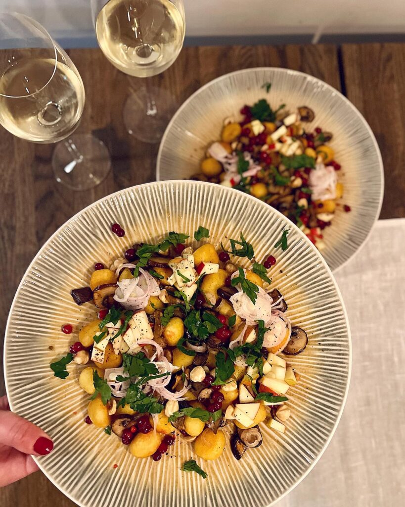 Smörstekt gnocchi med stekt svamp och lingon