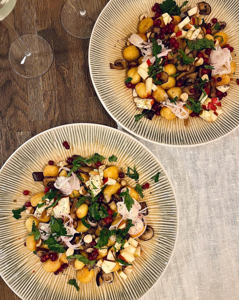 Smörstekt gnocchi med stekt svamp och lingon
