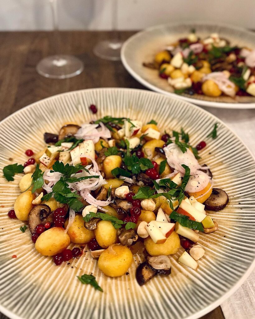 Smörstekt gnocchi med stekt svamp och lingon