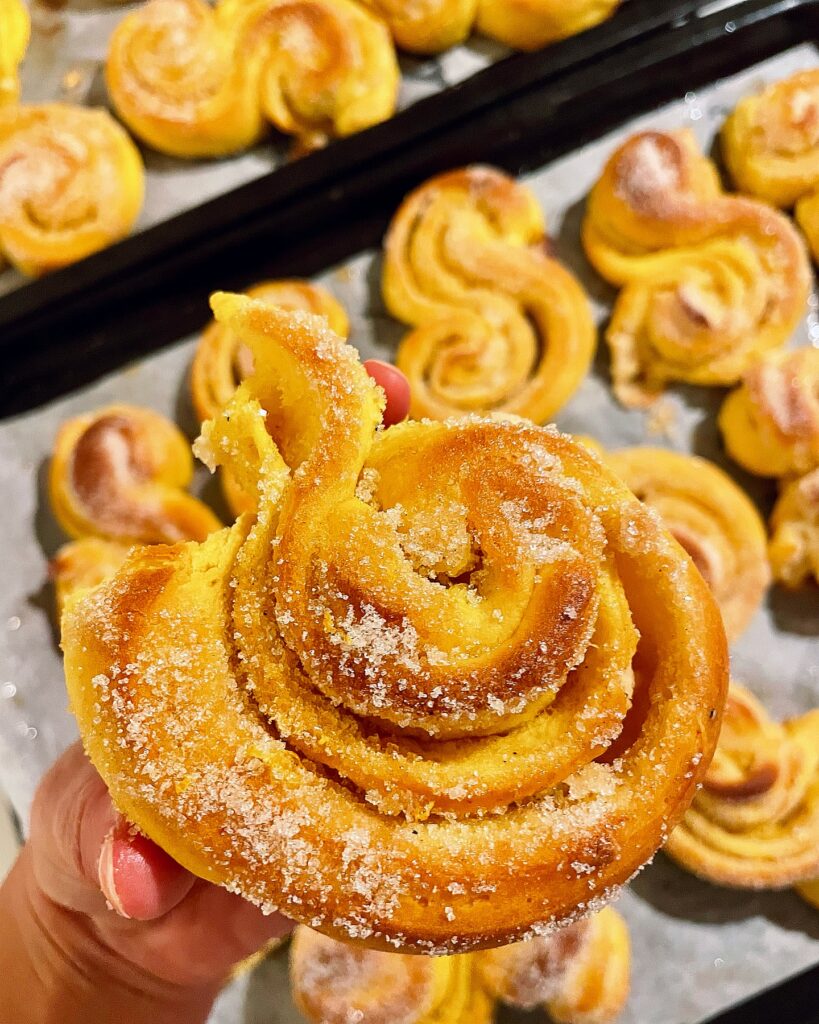 Saffransbullar med vaniljfyllning och vit choklad