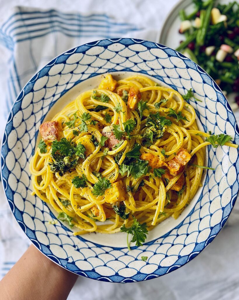 Gräddig saffranspasta med halloumi och grönkål