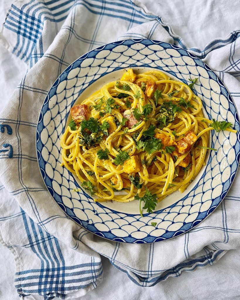 Gräddig saffranspasta med halloumi och grönkål