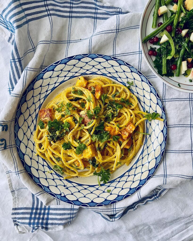 Gräddig saffranspasta med halloumi och grönkål