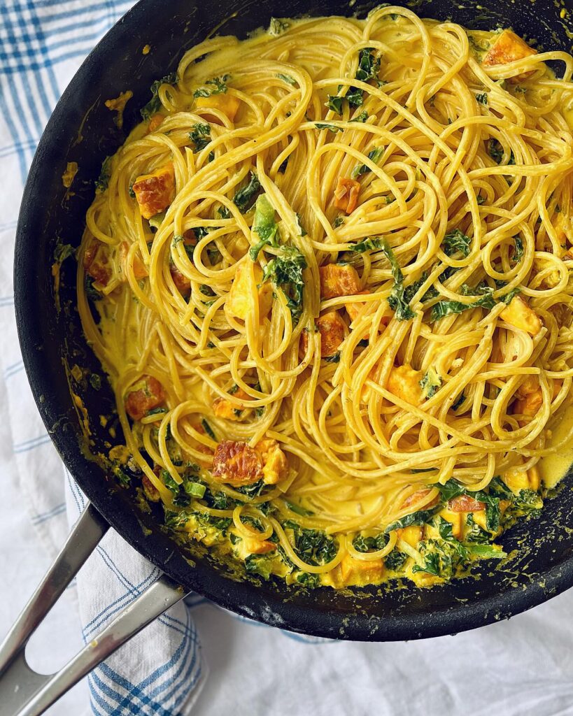Gräddig saffranspasta med halloumi och grönkål