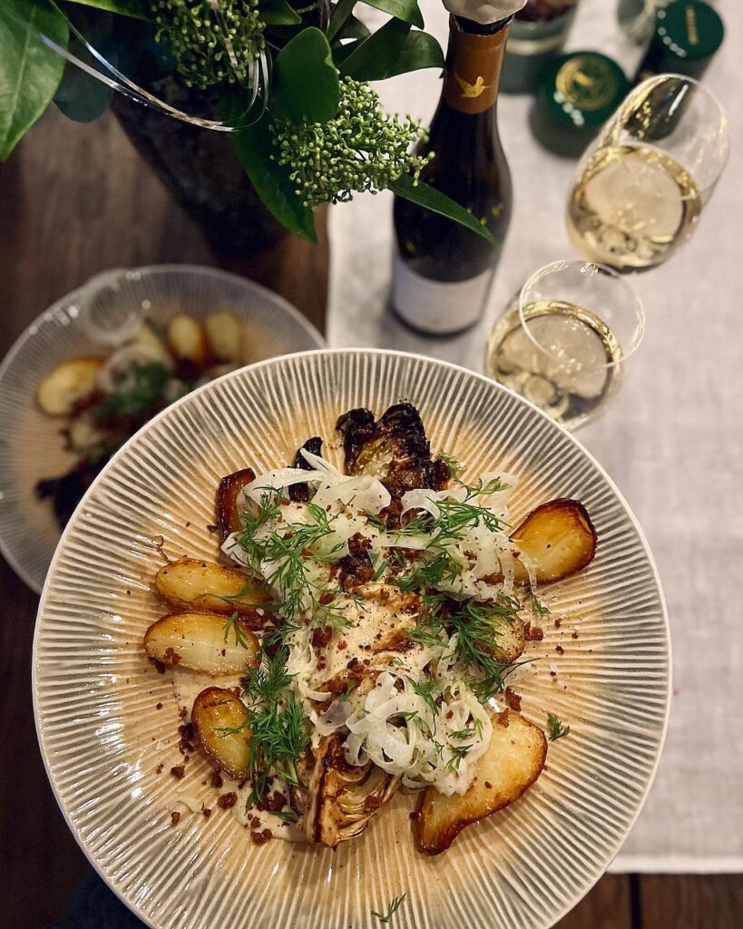 Smörbakad spetskål med vinägerrostad potatis