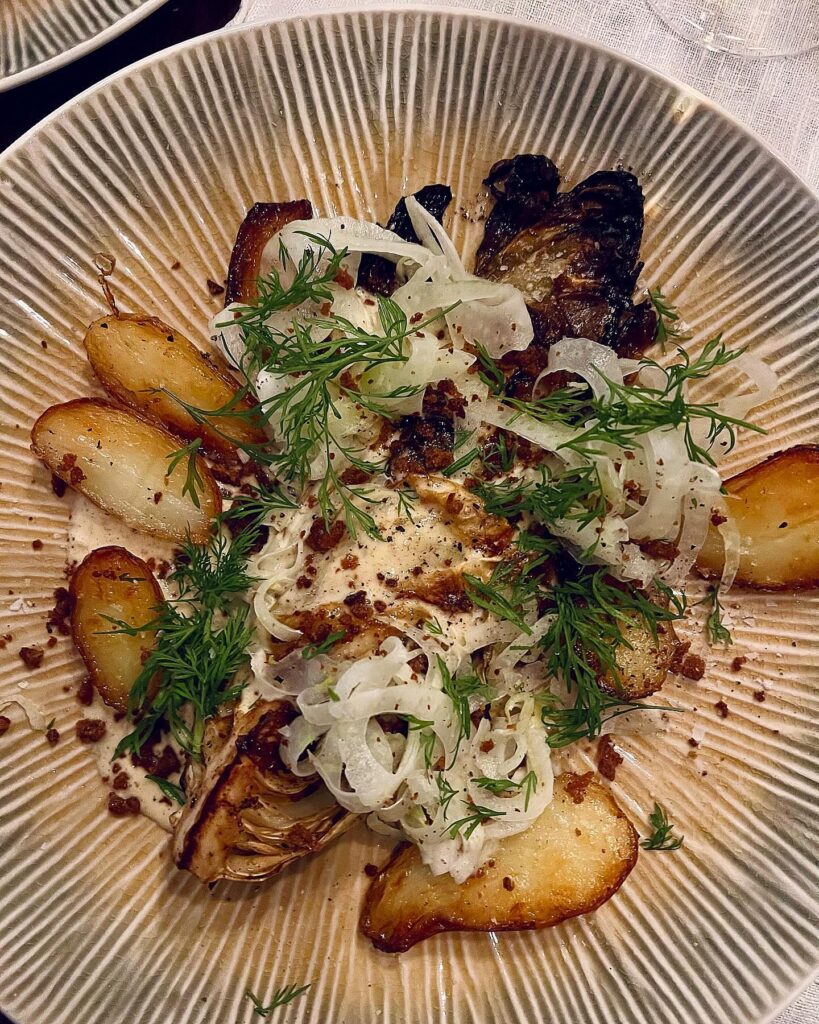 Smörbakad spetskål med vinägerrostad potatis