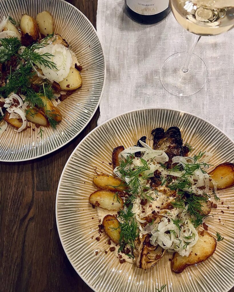 Smörbakad spetskål med vinägerrostad potatis