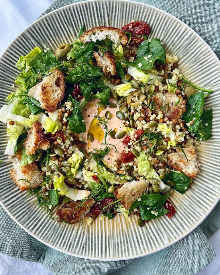 Lins- och bulgursallad med soltorkad tomat- och yoghurtsås