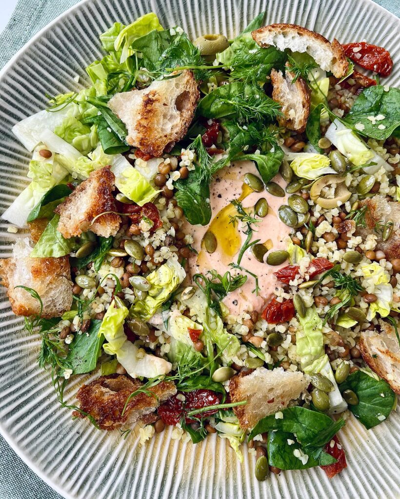 Lins- och bulgursallad med soltorkad tomat- och yoghurtsås