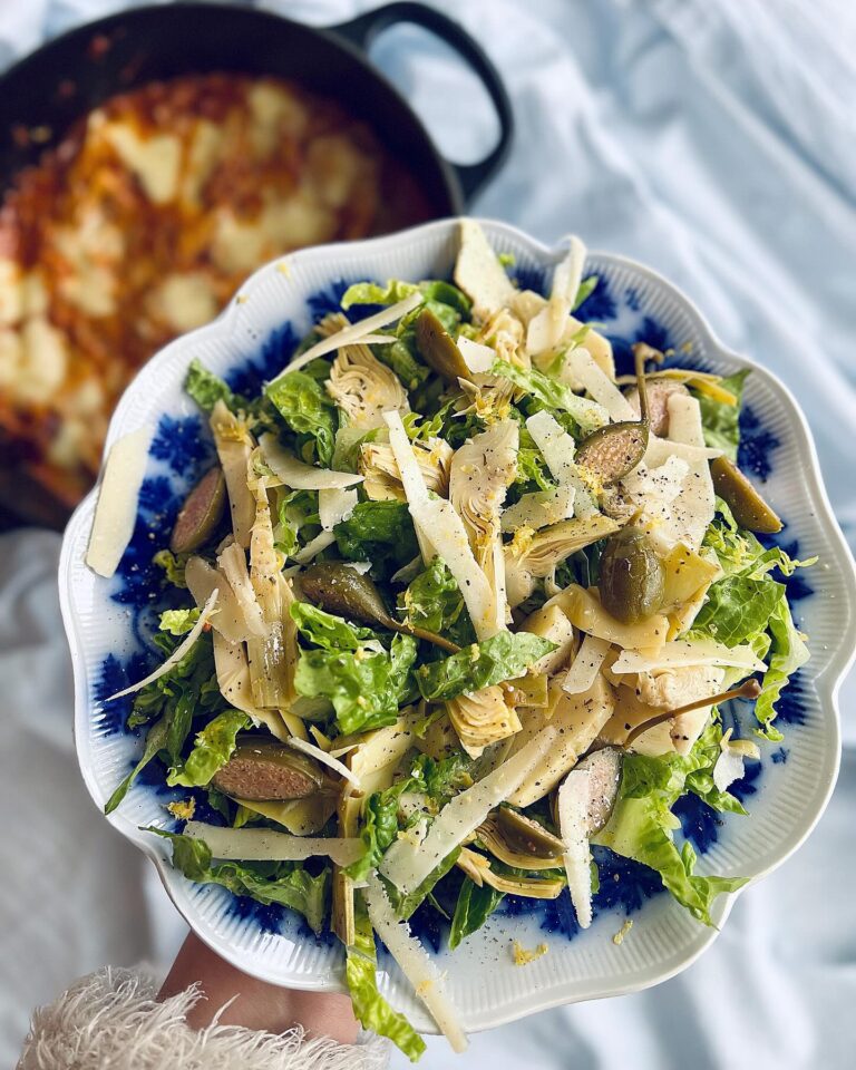 Syrlig hjärtsallad med kronärtskockor och kapris