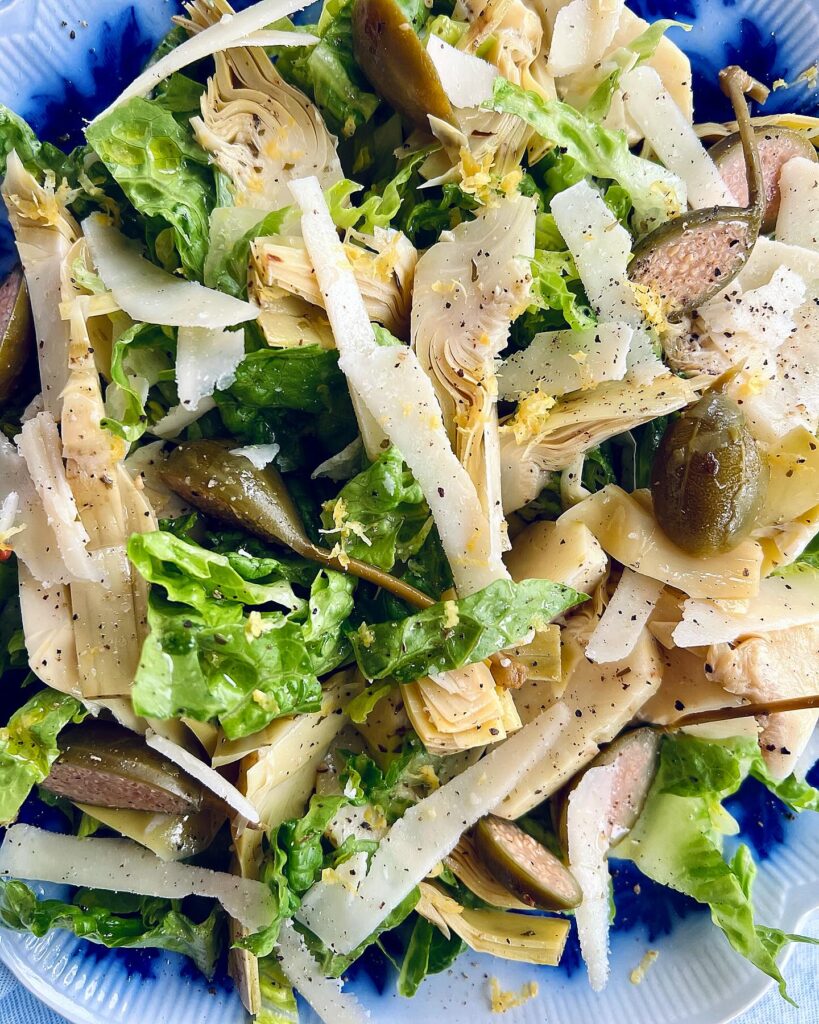Syrlig hjärtsallad med kronärtskockor och kapris