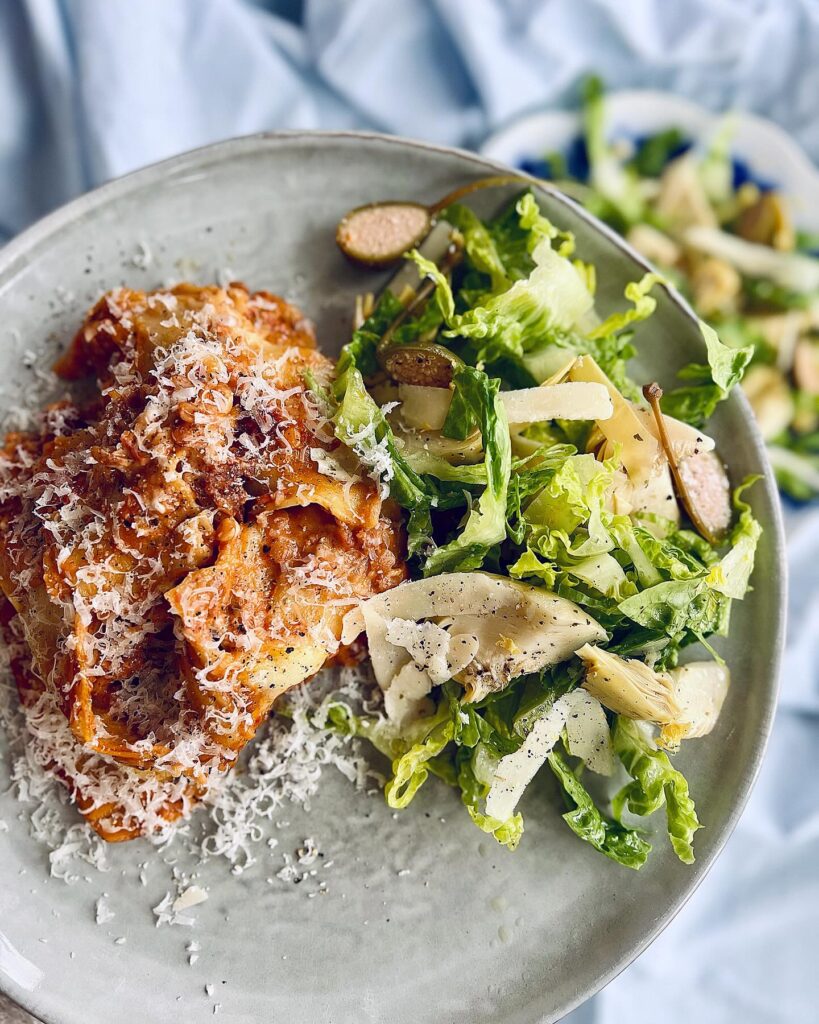 Syrlig hjärtsallad med kronärtskockor och kapris