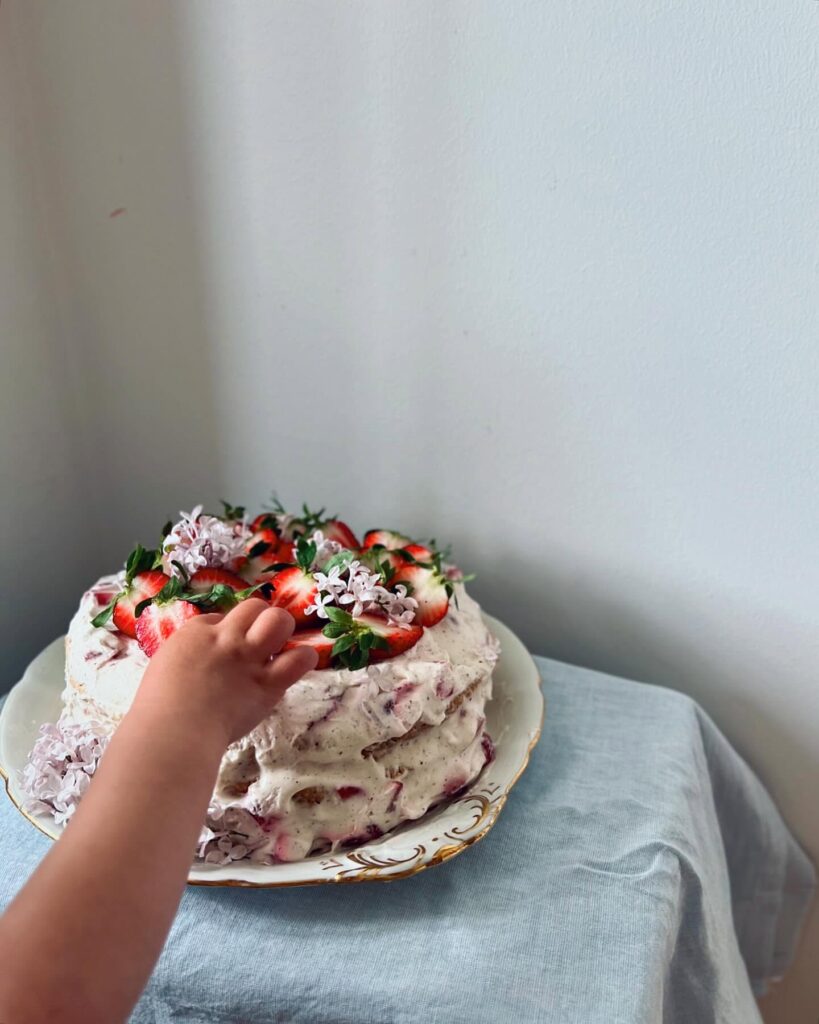 Himmelsk jordgubbstårta till morsdag