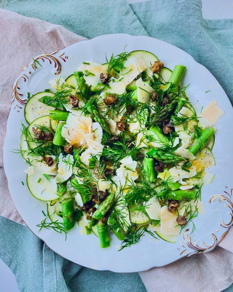 Hyvlad zucchini med sparris och friterad kapris