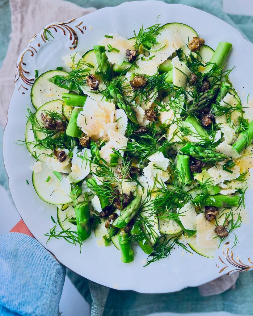 Hyvlad zucchini med sparris och friterad kapris