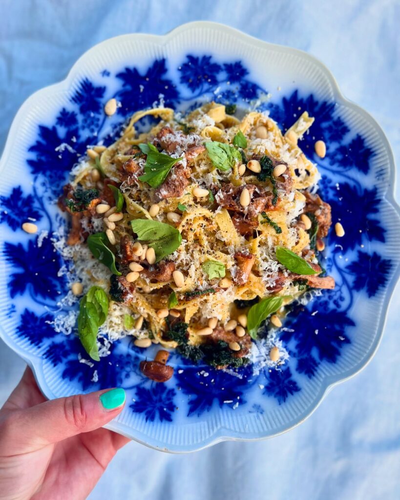 Pasta med kantarellpesto, pinjenötter och brynt salviasmör