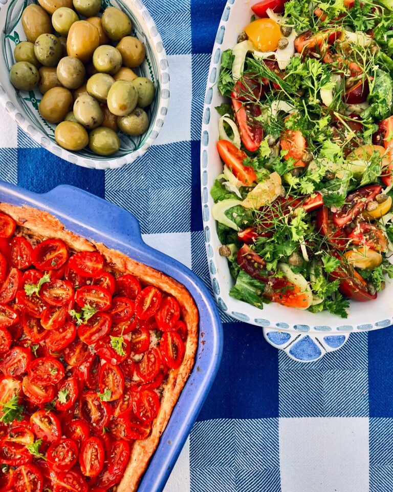 Krispig sallad med fänkål och tomat