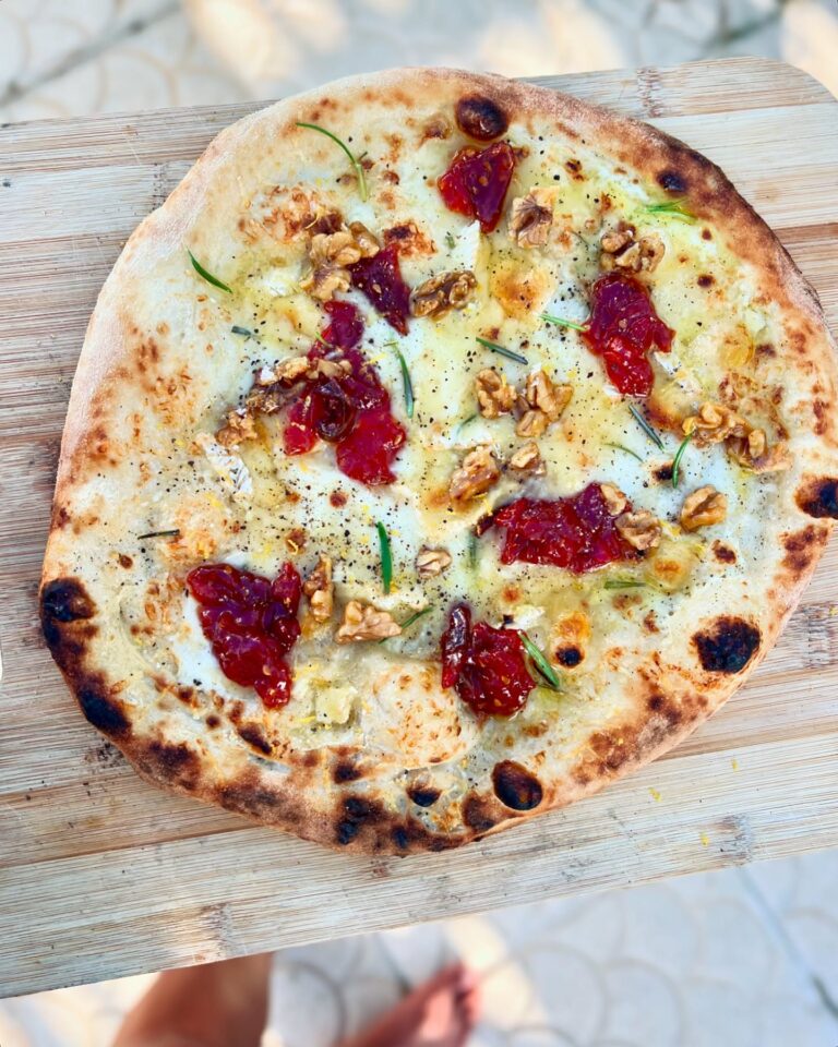 Pizza med camembert, tomatmarmelad och valnötter