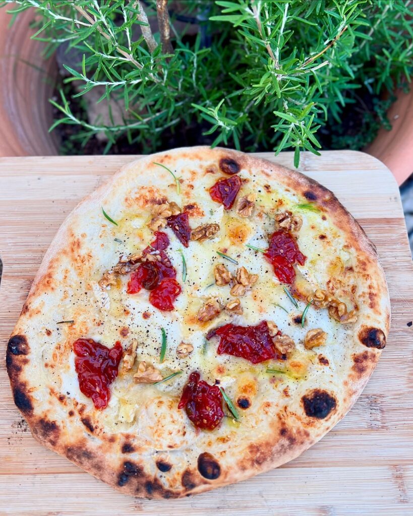 Pizza med camembert, tomatmarmelad och valnötter